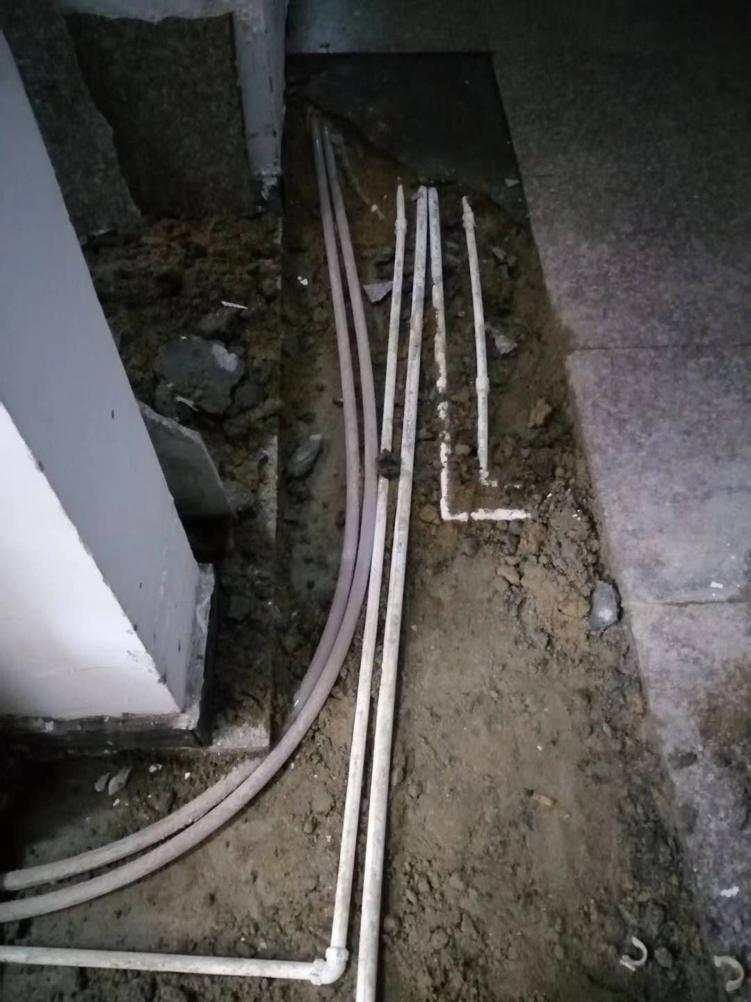路北漏水，切勿盲目乱刨乱砸
